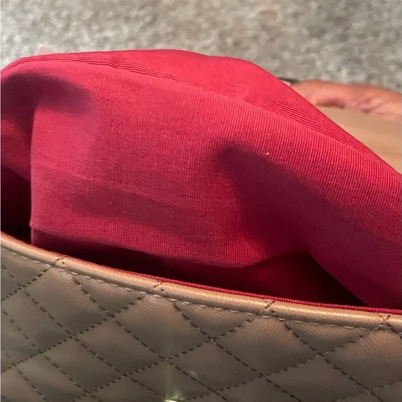 Tan Quilted Shoulder Bag with Gold CC Closure - Picture 9 of 14